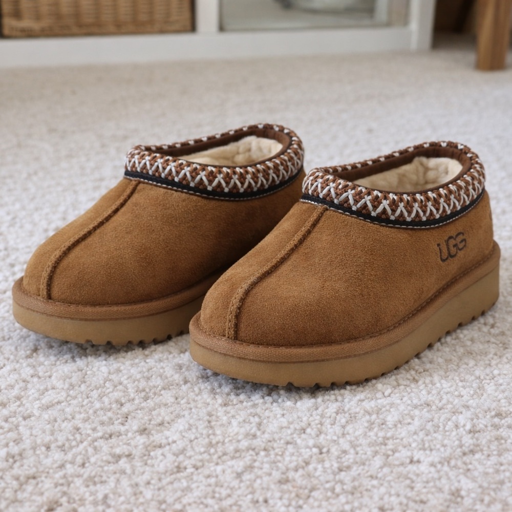 NWOT UGG Tasman II Slippers Kids 7 Chestnut